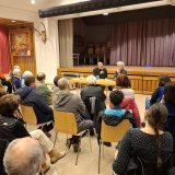 Une cinquantaine de personnes ont répondu présent ce lundi soir à Chandolin, à l'occasion de la rencontre avec l'écrivain Laurent Gaudé (à droite)